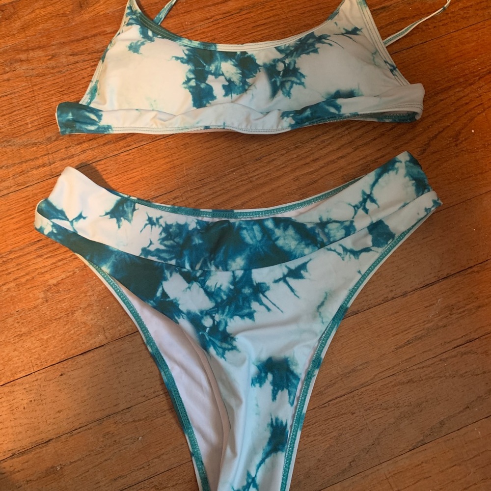 Bikini - Picture 3 of 4